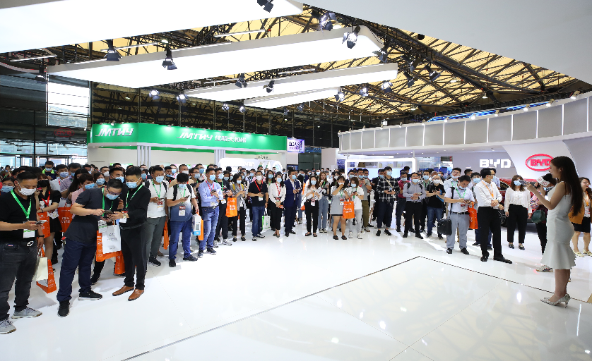 上海服裝展覽搭建公司分析 什么樣的職業(yè)裝才能吸引更多得觀眾！